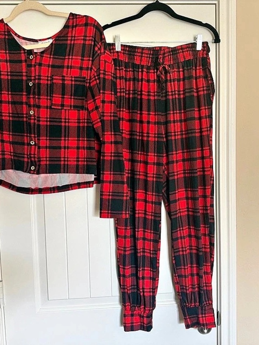 White Birch On Plaid Behavior Lounge Set Red & Black Medium